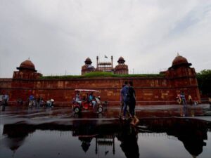 दिल्ली का लाल किला आगंतुकों के लिए फिर से खुल गया।
