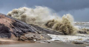 شدید سمندری طوفان ریمال بنگال کے ساحل کی طرف بڑھ رہا ہے، اوڈیشہ اثر کے لیے تیار ہے۔