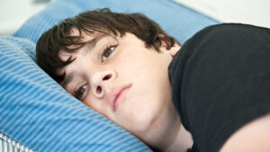 बच्चों में नींद की कमी वयस्कता में मनोविकृति का कारण बन सकती है।